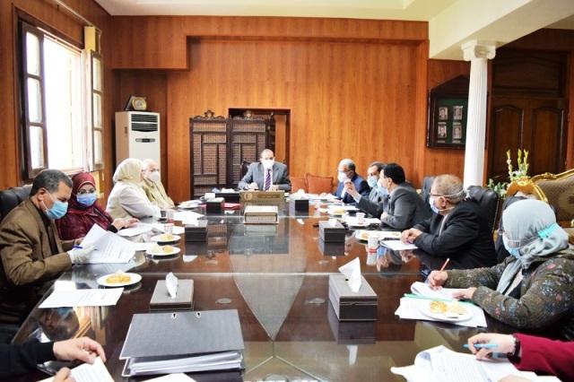 رئيس جامعة بني سويف يترأس اجتماعي " إدارة مشروعات تطوير التعليم العالي" و"شئون أعضاء هيئة التدريس "