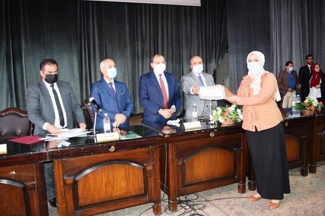 رئيس جامعة بني سويف يسلم شهادات اعتماد مراكز التدريب على مستوى الجامعات المصرية