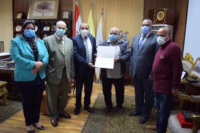 رئيس جامعة بني سويف يكرم الموظفين المثاليين ”بمركز التعلم المدمج”