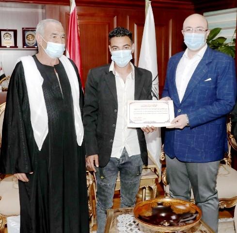 محافظ بني سويف يُكرًم الشاب "محمد جابر"لشجاعته في إنقاذ 3 أفراد من أسرة  واحدة من الغرق إثر سقوط سيارتهم من معدية ببورسعيد