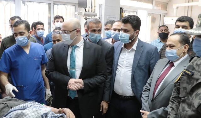 محافظ بني سويف ومدير الأمن يزوران المستشفى الجامعي للاطمئنان على مصابي حادث سيارة الشرطة