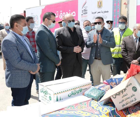 محافظ بني سويف يستقبل قافلة مساعدات مواد غذائية للأسر الأولى بالرعاية ضمن مبادرة ”أبواب الخير”