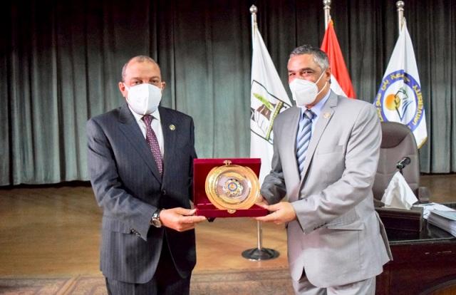 مجلس جامعة بني سويف يكرم أمين عام الجامعة السابق