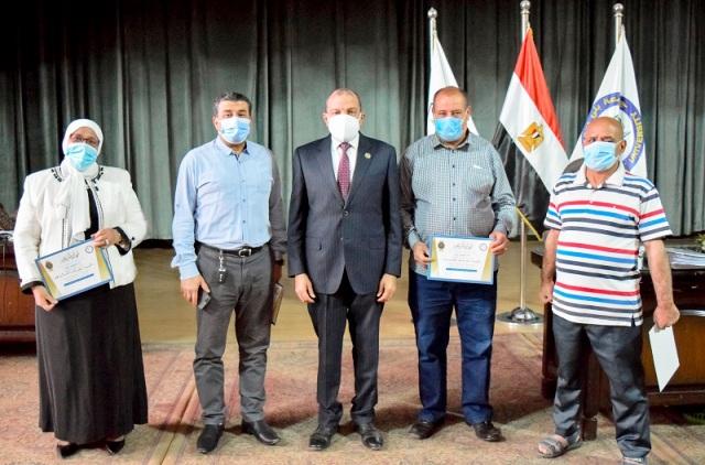 مجلس جامعة بني سويف يكرم أعضاء الجهاز الإداري لبلوغهم السن القانوني للمعاش