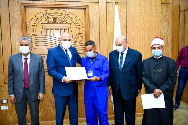 محافظ قنا