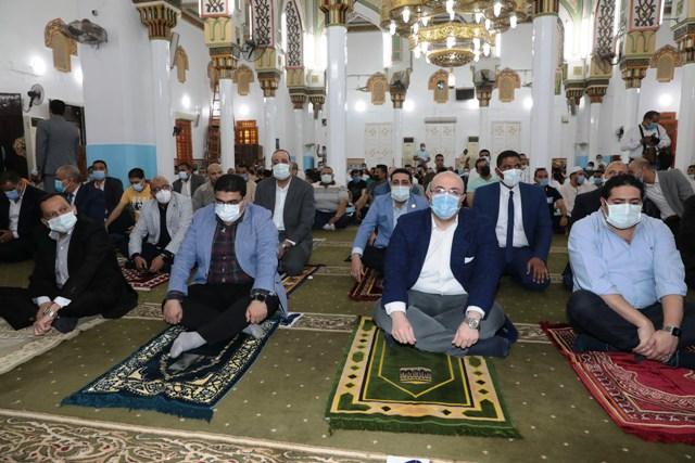  محافظ بني سويف يؤدى صلاة العيد بمسجد عمر بن عبدالعزيز