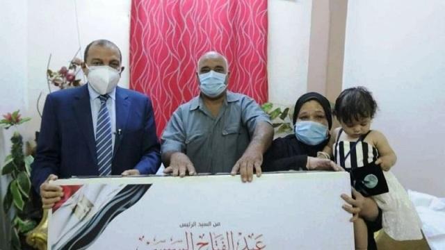 رئيس جامعة بني سويف يسلم هدية الرئيس السيسي لأسرة ريهام كيلاني شهيدة القطاع الطبي