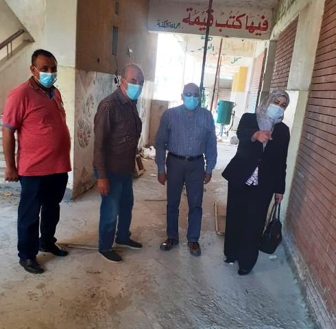 وكيلة الوزارة اثناء تفقد المدرسة اليوم