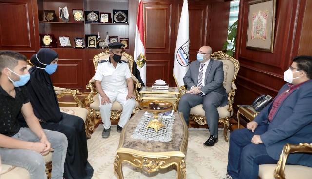 محافظ بني سويف يستقبل أسرة الشهيد مجند " محمد حسين" ابن ببا