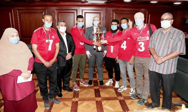 محافظ بني سويف يُكرًم فريق نادى مبارك لمتحدي الإعاقة بطل كأس مصر لكرة الهدف
