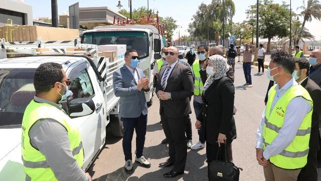 محافظ بني سويف يشهد إجراءات تسليم الدعم العيني لـ 52 مدرسة بالمحافظة