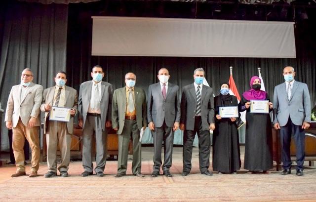 مجلس جامعة بني سويف يكرم أعضاء الجهاز الإداري ممن بلغوا السن القانونية للمعاش