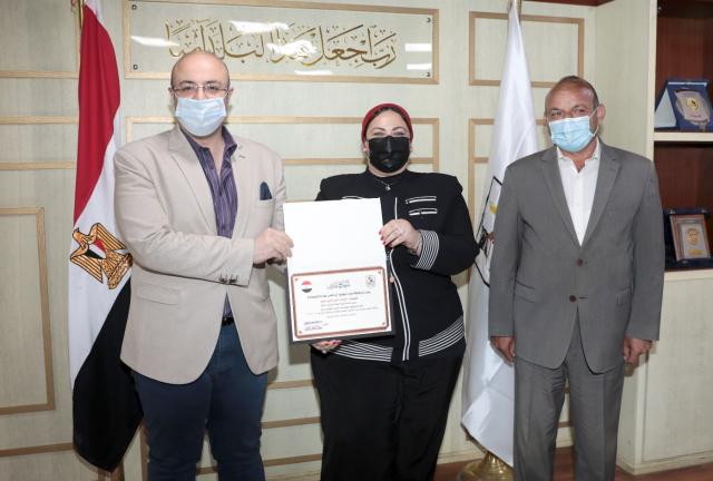 محافظ بني سويف يُكرًم أوائل الدورات التدريبية بمركز تدريب وزارة  التنمية المحلية