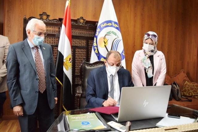 رئيس جامعة بني سويف يوقع بروتوكول تعاون مع المركز الإقليمي لعلوم وتكنولوجيا الفضاء لغرب آسيا