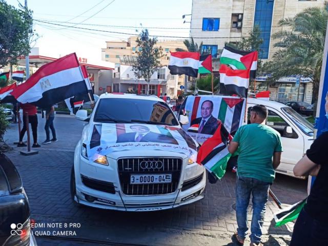 الفلسطنين يحملون اعلام مصر وصور الرئيس 