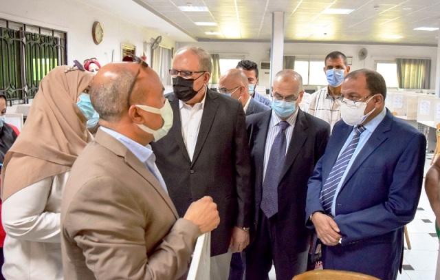 رئيس جامعة بني سويف يفتتح مركز الاختبارات الإلكترونية بكلية الطب البشري