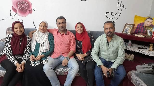 علاء المصرى بصحبة أسرته