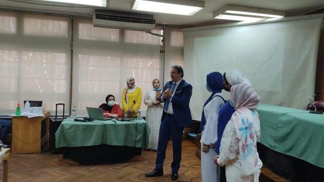 نقيب الإعلاميين مع طالبات كلية البنات جامعه عين شمس