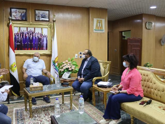 محافظ الوادي الجديد ورئيس شركة المياه