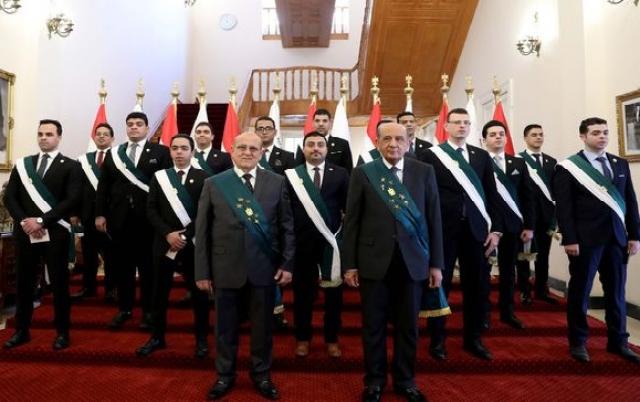المندوبون المساعدون في صورة جماعية بعد حلف اليمين