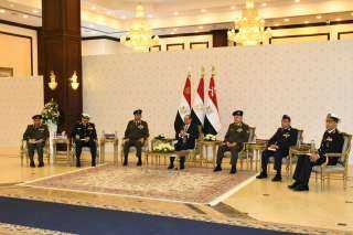 الرئيس السيسي يجتمع بقادة القوات المسلحة