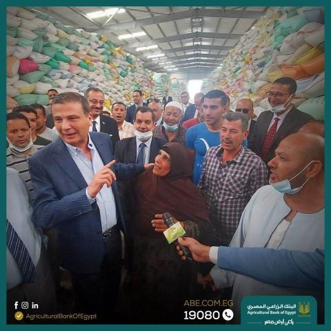 رئيس البنك الزراعي  يتابع عمليات توريد القمح لشون البنك في  كفر الشيخ