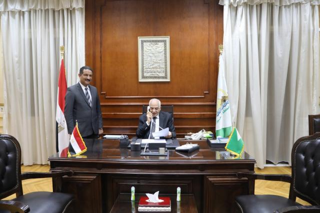 محافظ الجيزة يتواصل مع أوائل الدبلومات