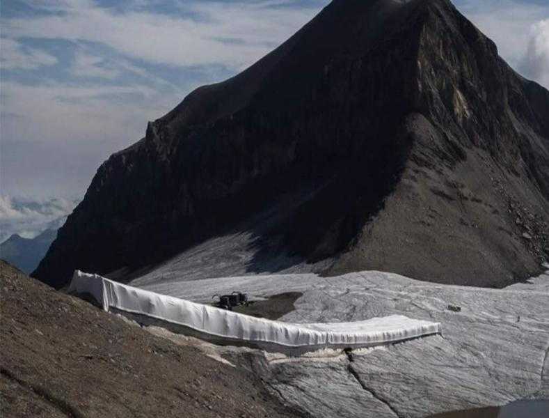 صحيفة: سلسلة من الممرات الجبلية السويسرية تفقد الغطاء الجليدي ”في غضون أسابيع” لأول مرة منذ قرون