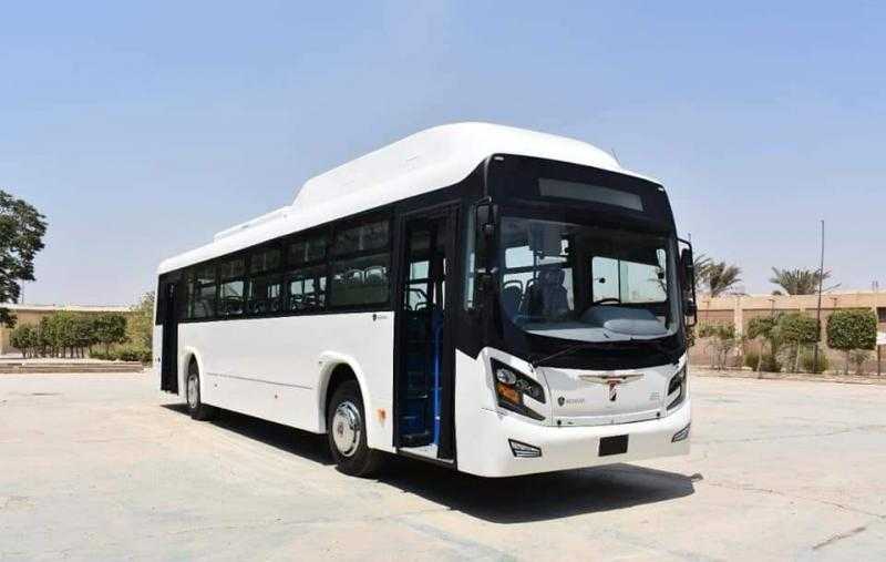 وزير قطاع الأعمال العام يستعرض نموذجا لحافلة غاز طبيعي من إنتاج شركة ”النصر للسيارات