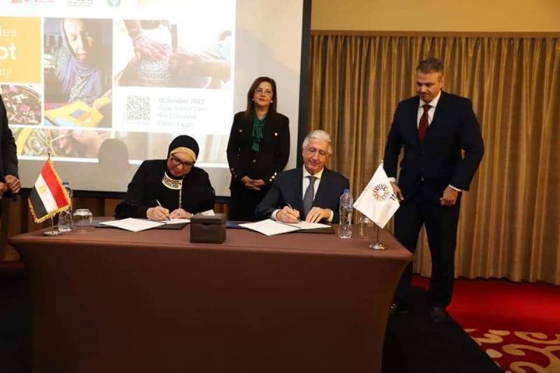 نيفين جامع