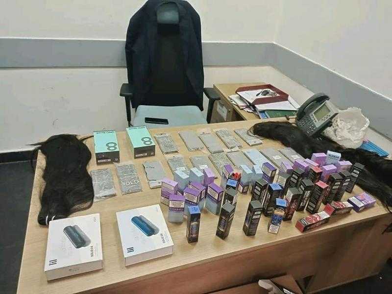 جمارك مطار القاهرة تضبط محاولتى تهريب عدد من الهواتف المحمولة والشيش الإلكترونية