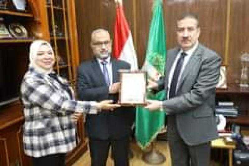 البنك الزراعي المصري يستكمل مسيرة قوافل الخير لتوزيع المساهمات الغذائية على الأسر الأكثر احتياجاً