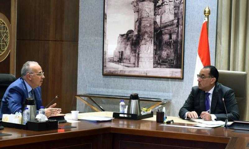 رئيس الوزراء يتابع مع وزير الموارد المائية والري عدداً من ملفات عمل الوزارة