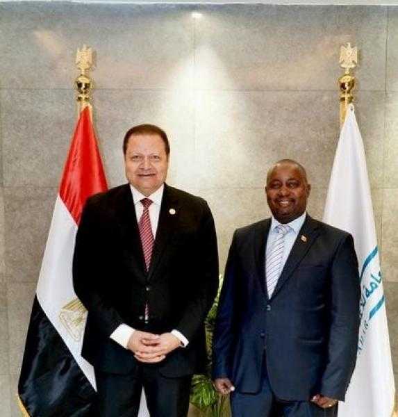 وفد زيمبابوي في زيارة لمقر هيئة الاعتماد والرقابة الصحية بالعاصمة الإدارية
