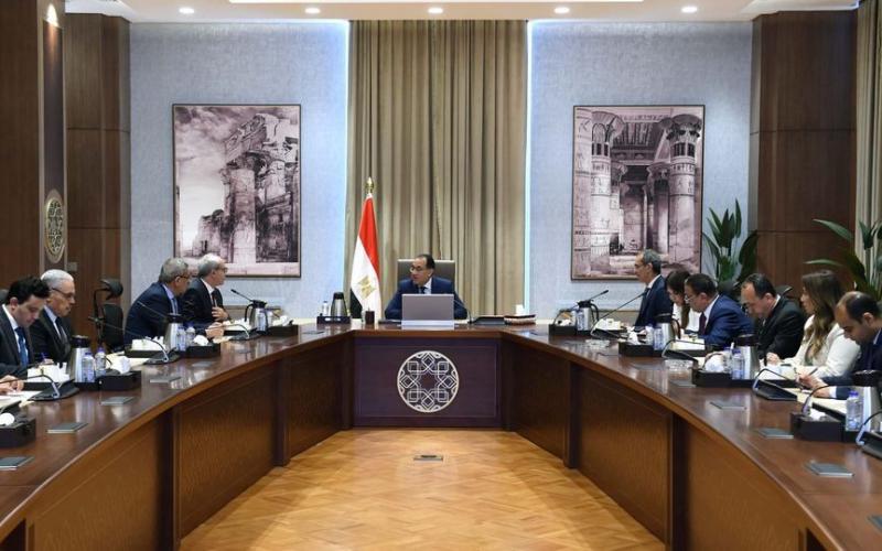 رئيس الوزراء يلتقي وزير البريد والمواصلات السلكية واللاسلكية في جمهورية الجزائر