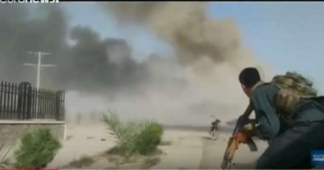 بالفيديو.. اللحظات الأولى بعد هجوم انتحاري على مركز للشرطة الأفغانية