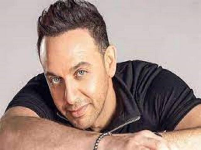 الفنان مصطفى قمر